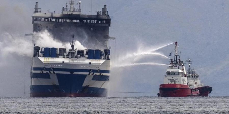 Nach zwei Tagen konnten Feuerwehrleute an Bord der brennenden Fähre gelangen. Foto: Petros Giannakouris/AP/dpa