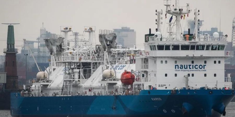 Das LNG-Bunker-Schiff «Kairos» läuft den Hafen von Hamburg an (Archiv). An mehreren Standorten in Norddeutschland laufen derzeit Planungen für das erste deutsche Importterminal für Flüssigerdgas (LNG). Foto: Christian Charisius/dpa