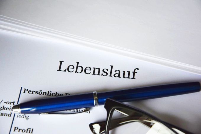 Ein Lebenslauf sollte stets aktuell sein und durch neue Erfahrungen und erworbene Kompetenzen aktualisiert sein. Kugelschreiber Lebenslauf Brille