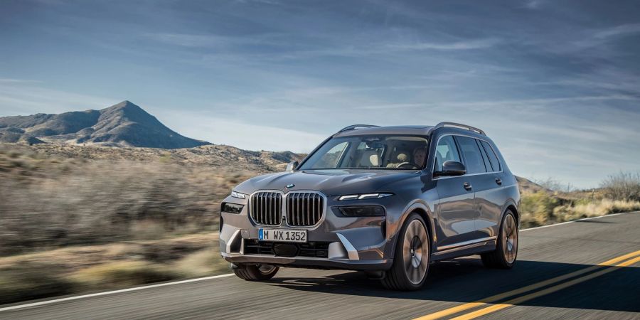 Eine riesige, beleuchtete Niere, flankiert von flachen Doppelscheinwerfern auf beiden Seiten. So sieht der überarbeitete BMW X7 aus.