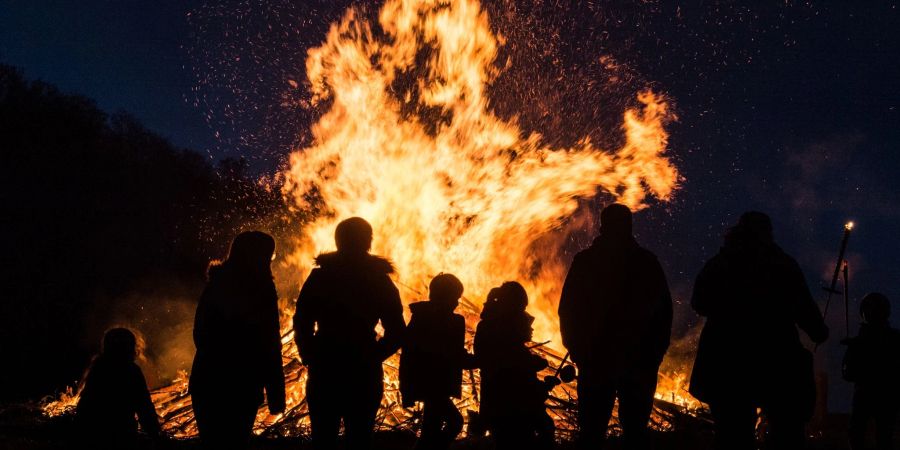 Grosse Feuer belasten die Umwelt. Osterfeuer brennen allerdings unter Auflagen, um die Schäden gering zu halten.