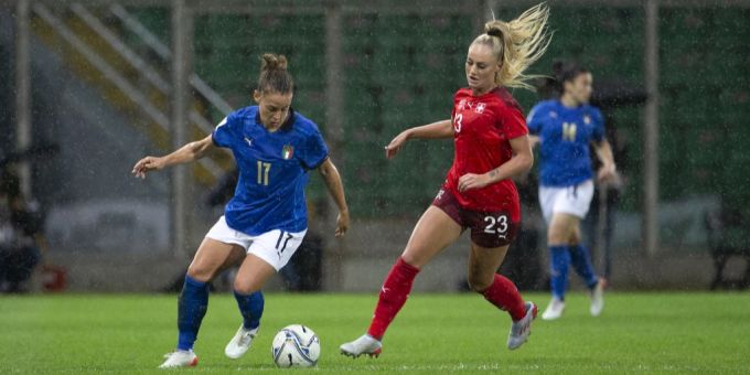 Nach Nati-Pleite - Alisha Lehmann knutscht mit Schatz im Rosengarten
