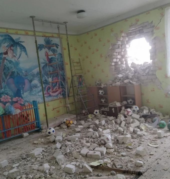Von Russland unterstützte Gruppierungen sollen diesen Kindergarten stark beschädigt haben. Ukraine