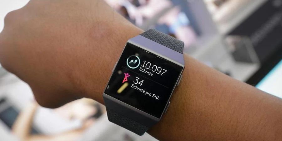 Die Fitnessarmband-Firma Fitbit ruft ihre Smartwatch Ionic zurück. Der Akku könnte überhitzen. Foto: Kay Nietfeld/dpa