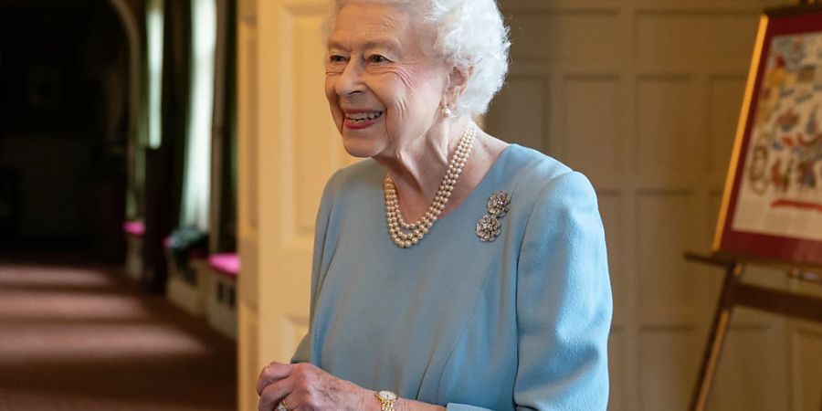 Königin Elizabeth II. empfängt auf ihrem Landsitz Gäste. Die Queen begeht am Sonntag ihr 70-jähriges Thronjubiläum. Foto: Joe Giddens/PA Wire/dpa