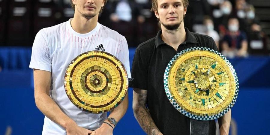 Alexander Zverev (l) musste sich im Finale von Montpellier dem Kasachen Alexander Bublik geschlagen geben. Foto: Pascal Guyot/AFP/dpa