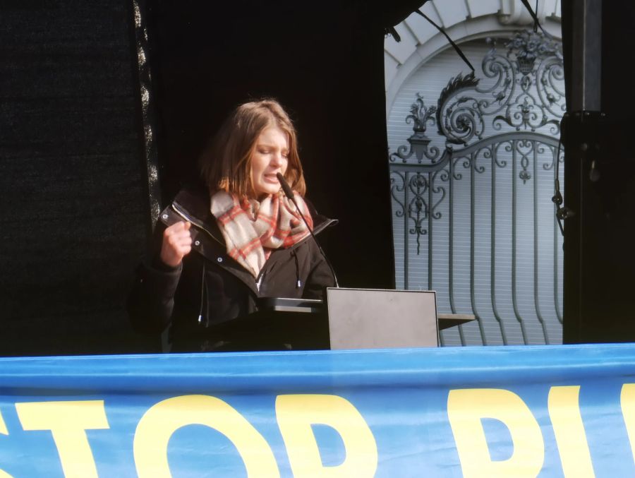 Juso-Chefin Ronja Jansen hält eine Rede an der Friedensdemo auf dem Bundesplatz am 12. März 2022.