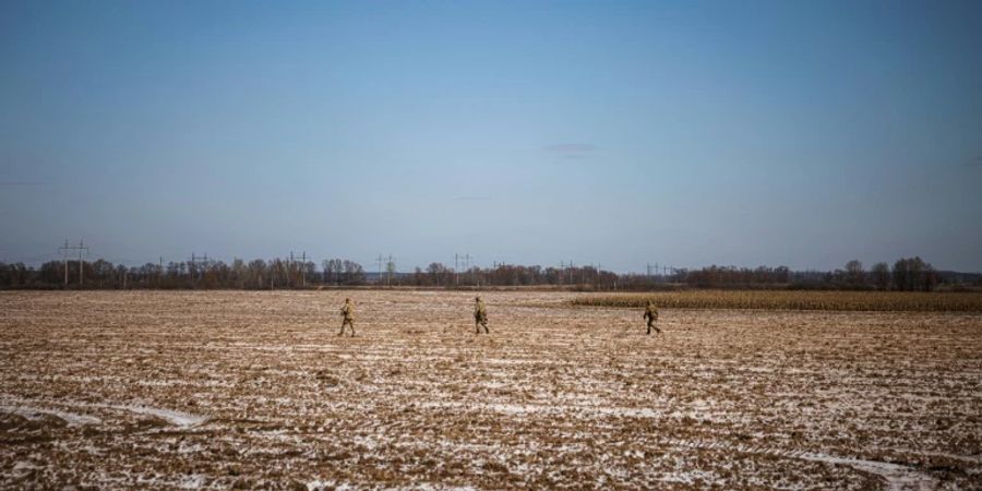 Ukrainische Soldaten auf einem Feld östlich von Kiew