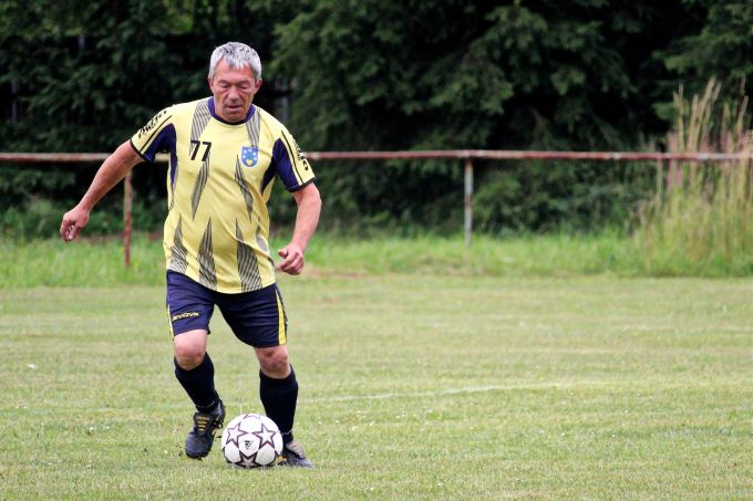 Nicht Alter noch Outfit sind entscheidend, sondern der Spass an der Freude am Sport! Mann Fussball Fussballfeld
