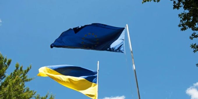 Flaggen der Ukraine und der EU Flaggen der Ukraine und der EU