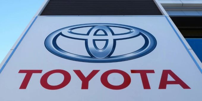 Das Logo von Toyota bei einem Händler in Tokio. toyota