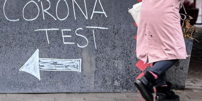Mit falschen Zahlen und Betrug mit ihren Corona-Teststationen soll eine Betrügerbande mehrere Millionen Euro vom Staat erschwindelt haben. betrug
