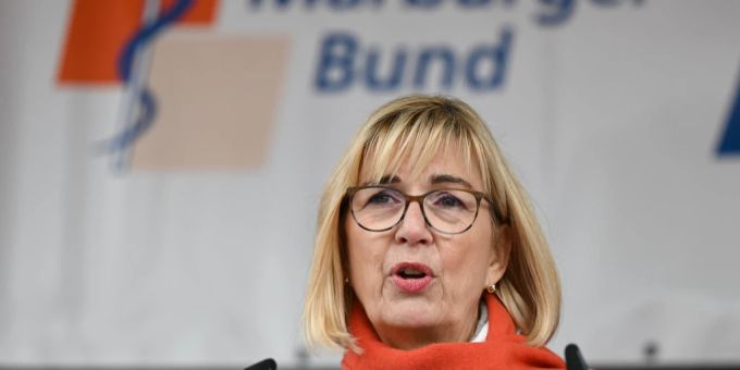 Susanne Johna, Erste Vorsitzende des Marburger Bund, an einer Kundgebung zum Ärzte-Streik. maskenpflicht