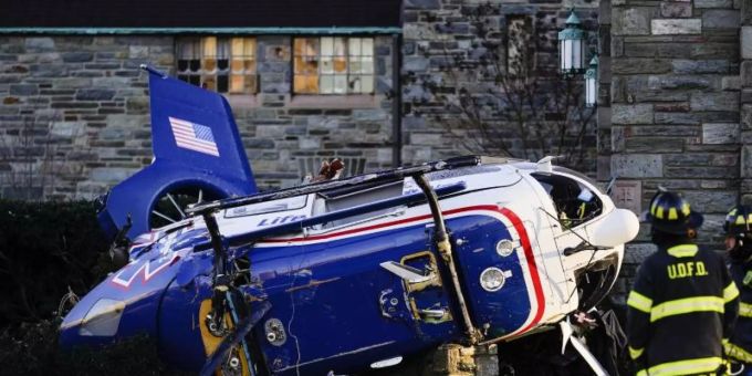 Das Wrack des abgestürzten Hubschraubers im Stadtteil Drexel Hill in Upper Darby. Foto: Matt Rourke/AP/dpa Das Wrack des abgestürzten Hubschraubers im Stadtteil Drexel Hill in Upper Darby. Foto: Matt Rourke/AP/dpa