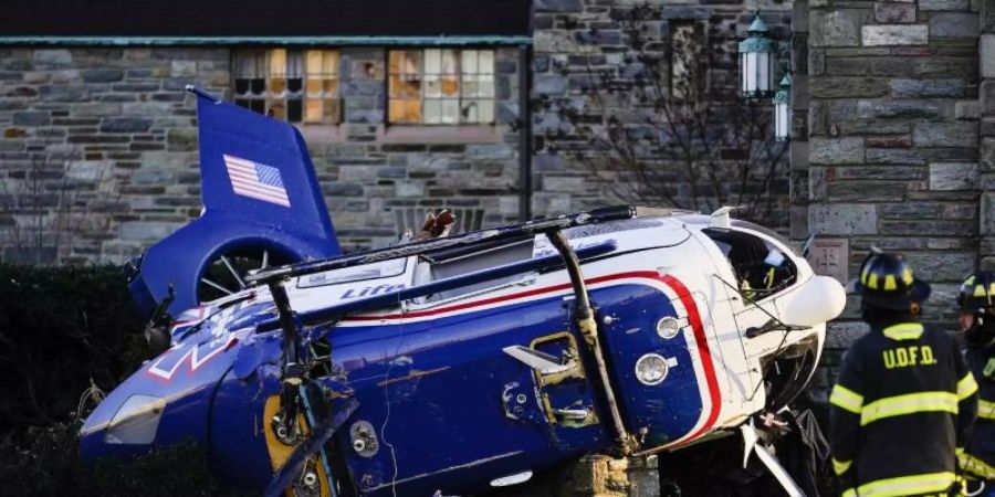Das Wrack des abgestürzten Hubschraubers im Stadtteil Drexel Hill in Upper Darby. Foto: Matt Rourke/AP/dpa