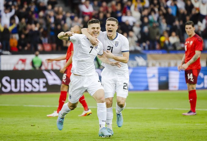 Milot Rashica (li.) feiert sein Tor zum 1:0 für den Kosovo gegen die Schweizer Nati. Schweizer Nati Kosovo Rashica