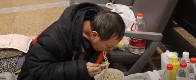 Wei Jianguo kehrt immer wieder an den Flughafen zurück. Flughafen Peking