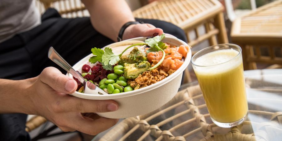 Bowl Hülsenfrühcte Saft gelb Hände