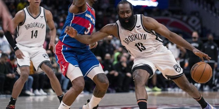 James Harden (r) wechselt Berichten zufolge von Brooklyn nach Philadelphia. Foto: Evan Vucci/AP/dpa