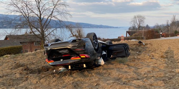 Der Autofahrer und seine Beifahrerin konnten selber das Fahrzeug leicht verletzt verlassen. Verkehrsunfall Mammern