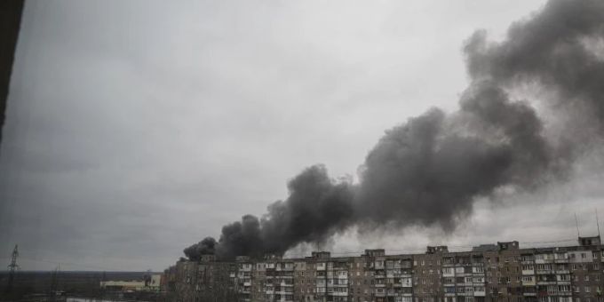 Rauch steigt auf nach dem Beschuss durch russische Streitkräfte in Mariupol. Foto: Evgeniy Maloletka/AP/dpa mariupol