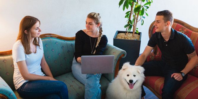 Gruppenfoto mit weissem Hund