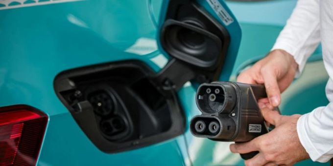 Ein Elektroauto wird immer beliebter. Elektroauto