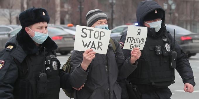 Das von der staatlichen russischen Nachrichtenagentur Sputnik veröffentlichte Bild zeigt wie Polizisten einen Teilnehmer einer Mahnwache gegen Russlands Militäroperation in der Ukraine auf dem Puschkin-Platz festnehmen. protest
