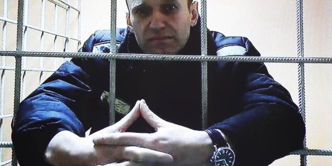 Alexej Nawalny während einer Gerichtsverhandlung aus einem Gefängnis zugeschaltet. nawalny