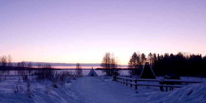 Geht sie auf, oder geht sie unter? Schwer zu sagen. Denn über dem finnischen Olkkajärvi-See ist die Sonne in den Monaten Dezember und Januar höchstens für vier Stunden zu sehen. Dämmerung Schnee Wald rosa