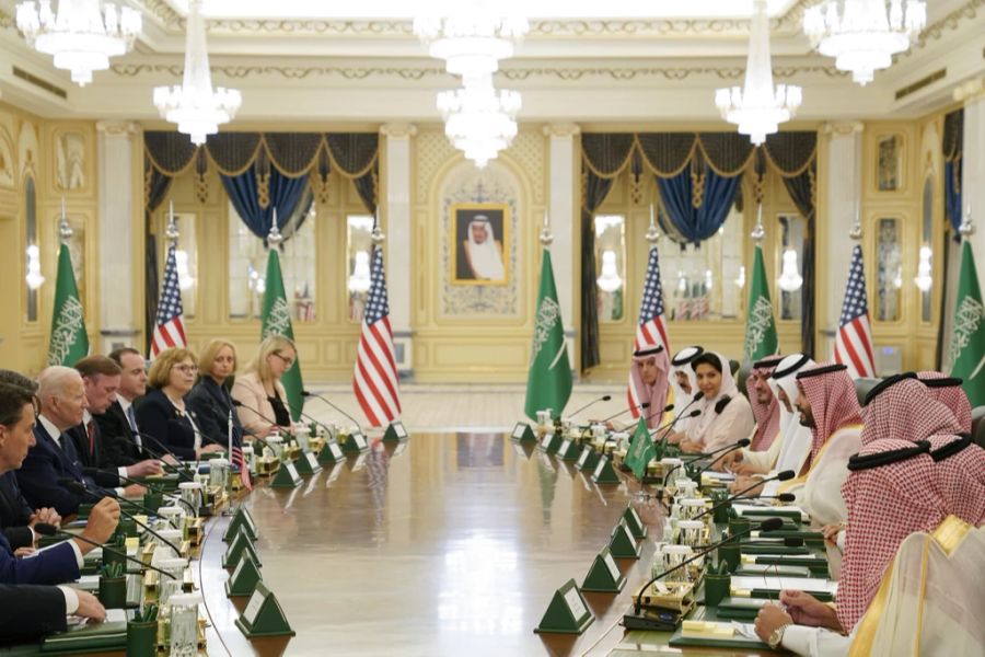 Joe Biden hält nichts von der angekündigten Öl-Förderkürzung. Der US-Präsident hat dem Wüstenstaat Konsequenzen angedroht. Im Bild: Joe Biden bei einem Treffen mit dem saudischen Kronprinzen Mohammed bin Salman.