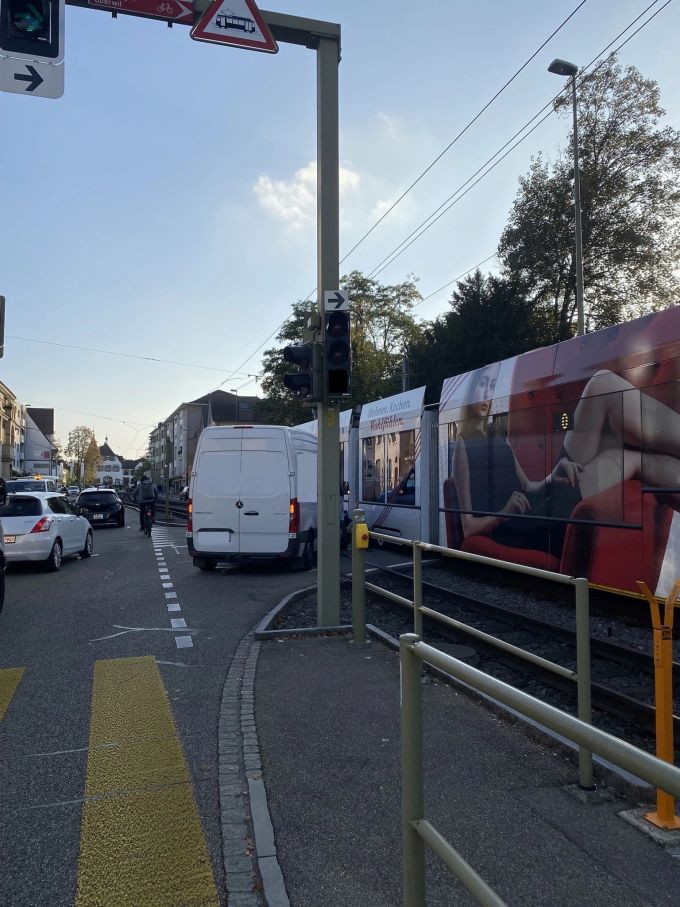 An der Tram und am Lieferwagen entstand ein erheblicher Sachschaden Am Schienenfahrzeug und am Lieferwagen entstand ein Sachschaden