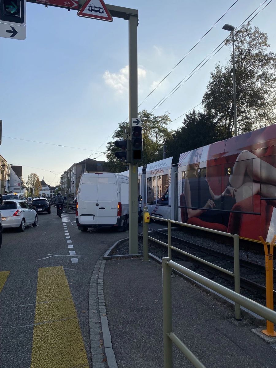 Am Schienenfahrzeug  und am Lieferwagen entstand ein Sachschaden