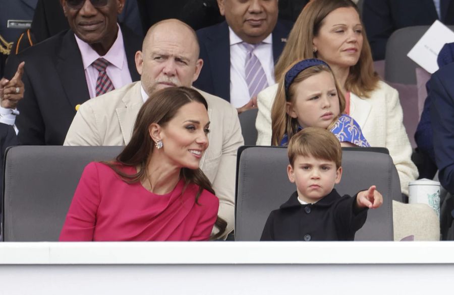 Prinz Louis mit Mama Kate beim Thronjubiläum.