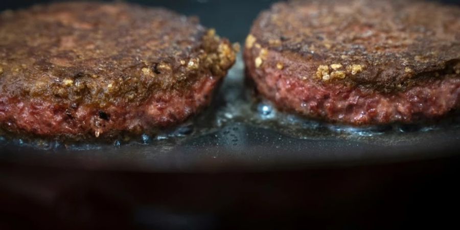 Burger-Patties von Beyond Meat auf dem Grill