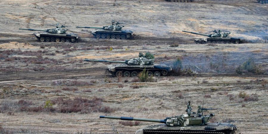Fahrende Panzer während der Militärübungen «Union Courage-2022» zwischen Russland und Belarus auf einem Feld des Truppenübungsplatzes Obuz-Lesnovski.