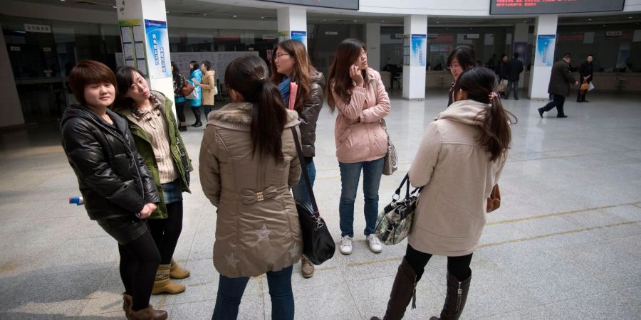 Chinesinnen auf einer Jobmesse in der Stadt Qingdao auf der Suche nach Jobs.