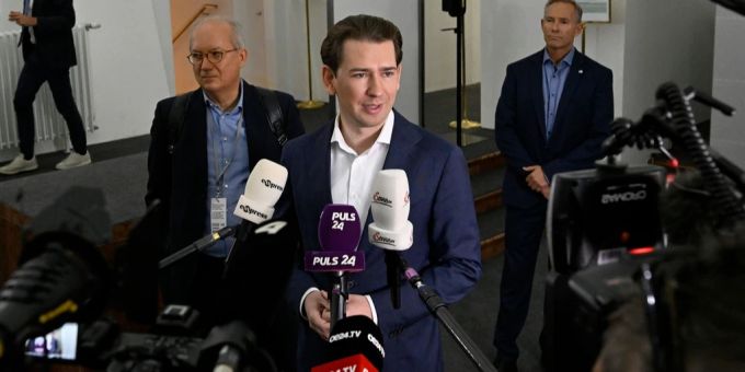 Am Samstag erschein das Buch «Reden wir über Politik» von Ex-Bundeskanzler Sebastian Kurz. (Archivbild) buch sebastian kurz