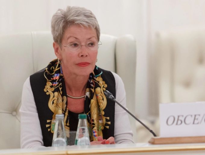 Die Schweizer Krisendiplomatin Heidi Tagliavini an einer Verhandlung in der belarussischen Hauptstadt Minsk. Heidi Tagliavini ukraine-krieg