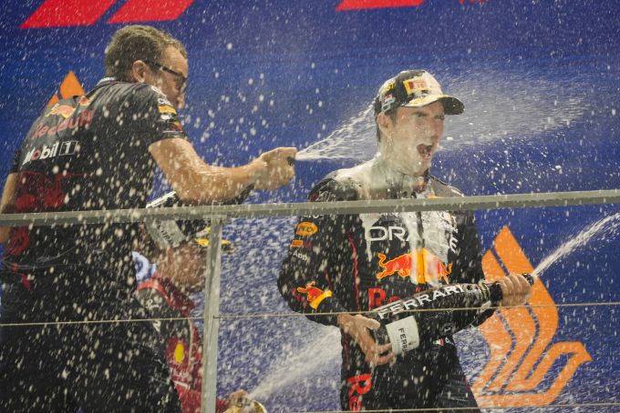 Sergio Perez (Red Bull Racing) feiert seinen Sieg beim Singapur-GP der Formel 1. Sergio Perez Red Bull
