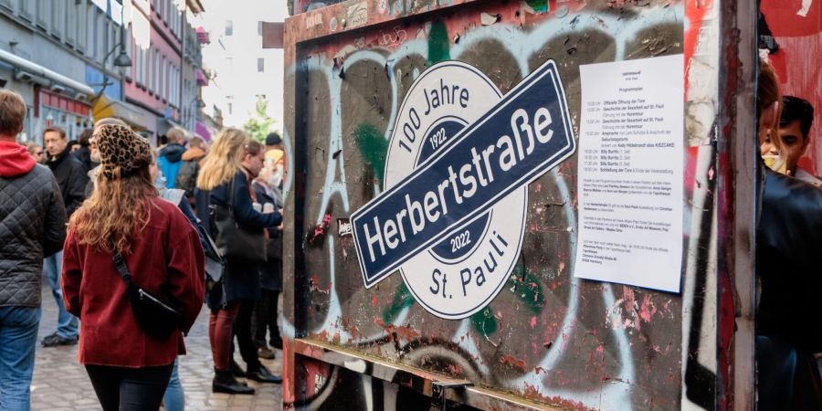 Die Tore der Herbertstrasse, in der abends auf St. Pauli Prostituierte ihre Dienste anbieten, sind zu ihrem zum 100. Geburtstag auch für Besucherinnen geöffnet.