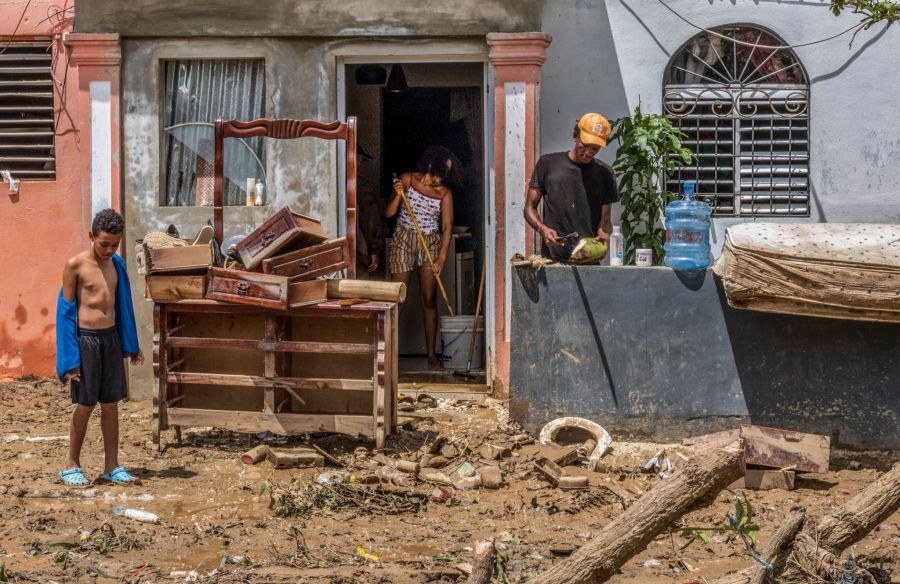 Bewohner der Stadt Higuey versuchen ihr Hab und Gut zu retten, nachdem Hurrikan «Fiona» in der Dominikanischen Republik eine Spur der Verwüstung hinterlassen hat.