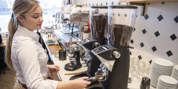 Eine Barista bereitet in einem Café von Valora einen Kaffee zu. Valora Café