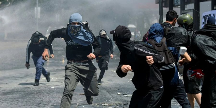Gewaltsame Ausschreitungen am dritten Protest-Jahrestag in Chile