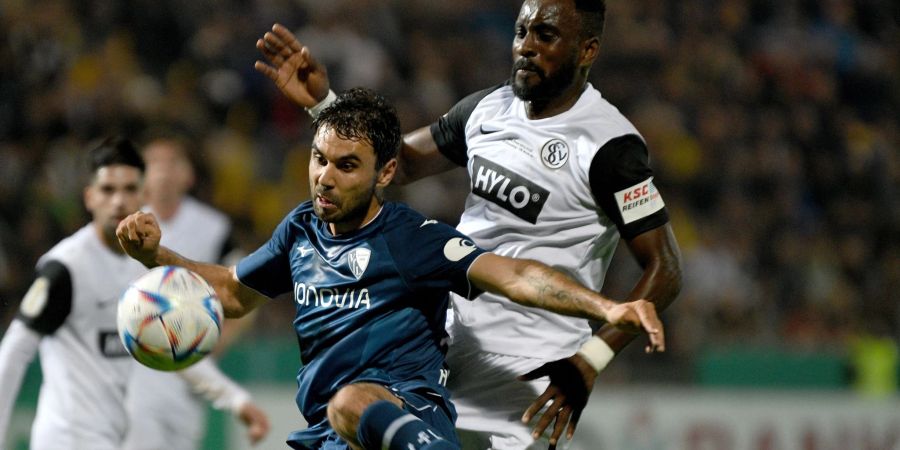 Der Elversberger Kevin Koffi (r) kommt gegen den Bochumer Gerrit Holtmann nicht an den Ball.
