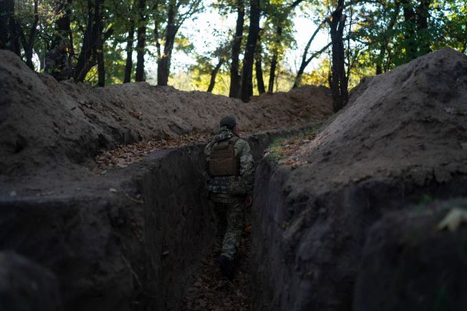 Ein ukrainischer Soldat überprüft die von russischen Soldaten ausgehobenen Schützengräben. Cherson