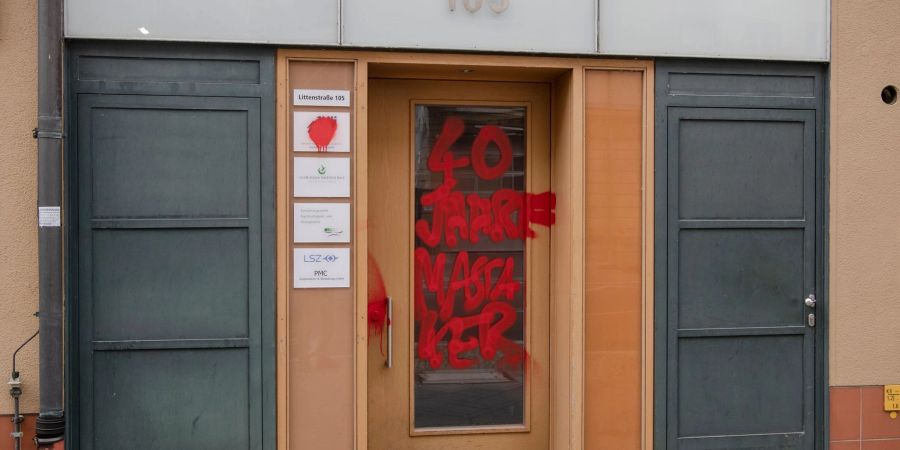 Unbekannte haben die Glastür des Büros der Deutsch-Israelischen Gesellschaft mit dem Schriftzug «40 Jahre Massaker» beschmiert.