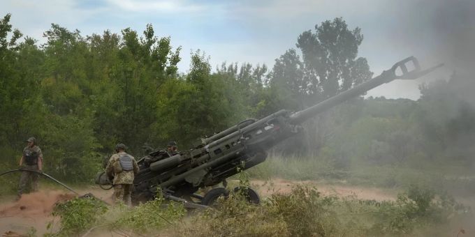 Die ukrainischen Streitkräfte kommen nicht nur durch den Westen zu neuen schweren Waffen. Durch den teils schnellen Rückzug russischer Truppen bleiben deren Waffen zurück. ukraine krieg
