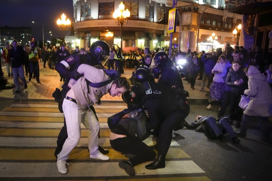 Demonstrierende gegen die Teilmobilmachung in Moskau, Russland, werden festgenommen, 21. September 2022.