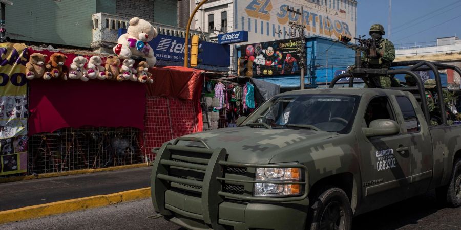 Schwer bewaffnete Soldaten patrouillieren in Veracruz - Mexiko erlebt derzeit eine Spirale der Gewalt. Im Westen des Landes starben zuletzt der Bürgermeister und 17 weitere Menschen.